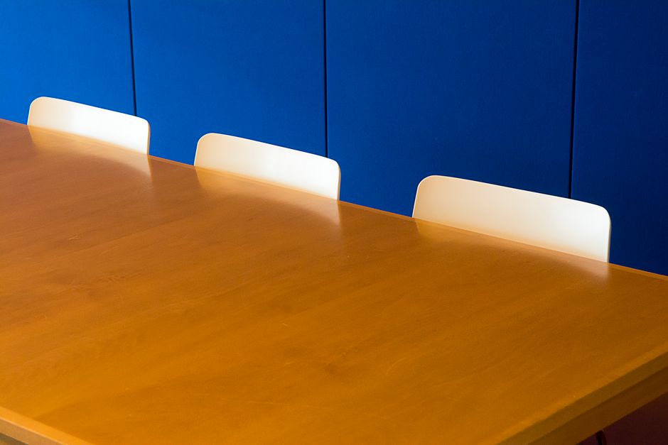 Een stijlvolle houten ovale vergadertafel in een moderne kantooromgeving, perfect voor zakelijke bijeenkomsten en professionele sfeer.