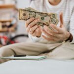Een penningmeester die efficiënt uitgaven beheert met moderne bankoplossingen, met een drukke werkplek op de achtergrond.