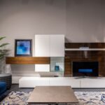 Een strak grijs TV-meubel in een moderne woonkamer met subtiele elegantie.