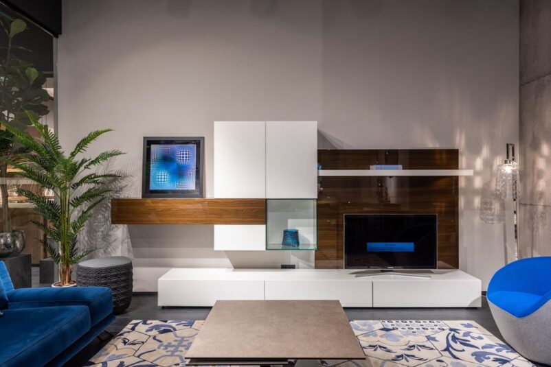 Een strak grijs TV-meubel in een moderne woonkamer met subtiele elegantie.